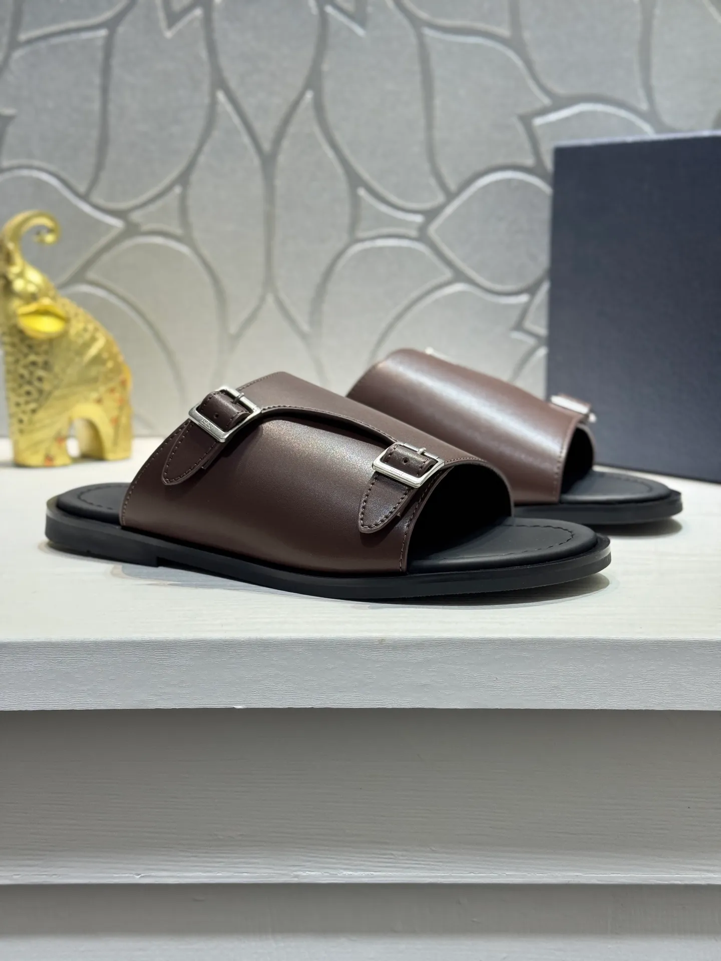 Men's men's shoes 💰320 [New style] 🦇🦇𝐂𝐡𝐫𝐢𝐬𝐭𝐢𝐚𝐧 𝐃𝐢𝐨𝐫 Dior slippers - the latest hot sandals, classic sandals, original replicas, super durable and versatile, cowhide leather with hardware accessories, very comfortable on the feet Look slim and white. Original molded outsole size: 38-44 (.45. Customized